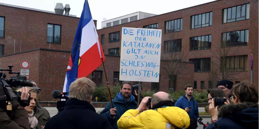 Medienleute in der Nähe des Gefängnisses in Neumünster.