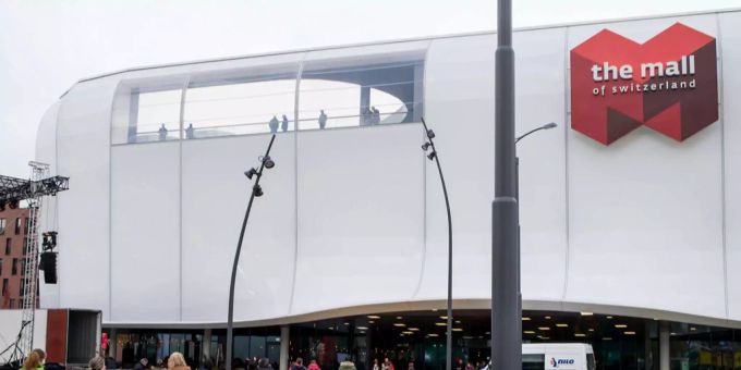 Die «Mall of Switzerland» wurde evakuiert. Die «Mall of Switzerland» wurde evakuiert.