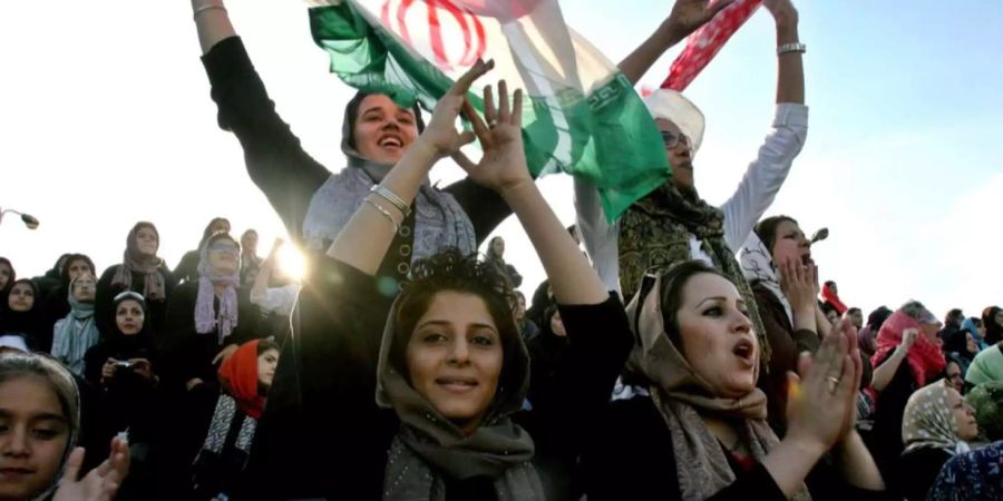 Frauen sollen im Iran endlich ins Stadion dürfen.