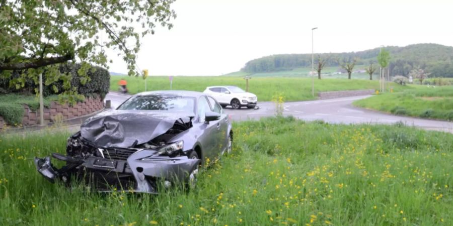 Beide Fahrzeuge wurden stark beschädigt.