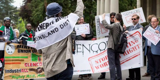 Demontranten bei einem Gewerkschaftsprotest vor dem Haupteingang des Casinos in Zug anlässlich der Glencore-Jahresversammlung 2018. Glencore