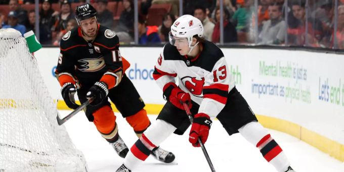 Nico Hischier gelingt gegen Anaheim kein Skorerpunkt. Nico Hischier gelingt gegen Anaheim kein Skorerpunkt.