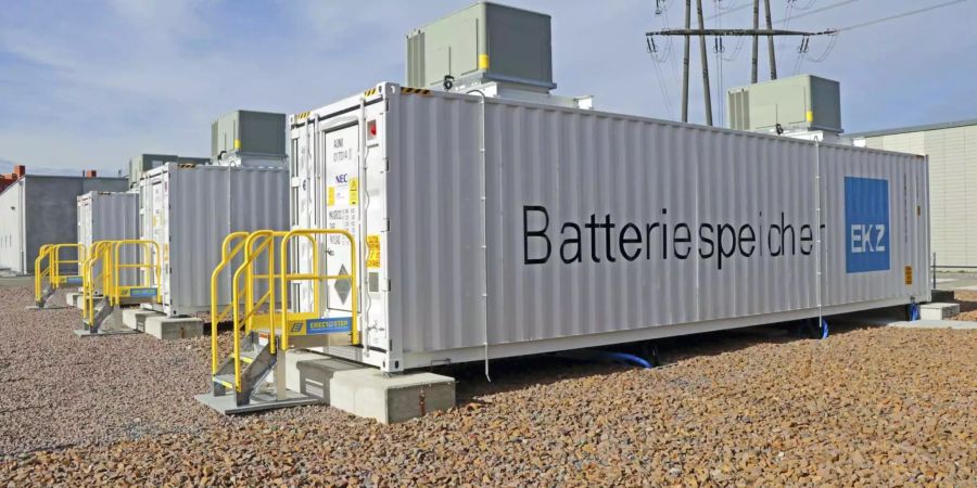 Geballte Ladung Strom: In diesen Containern befinden sich die Batteriezellen, die zusammen die bisher grösste Batterie der Schweiz bilden. Bild: EKZ