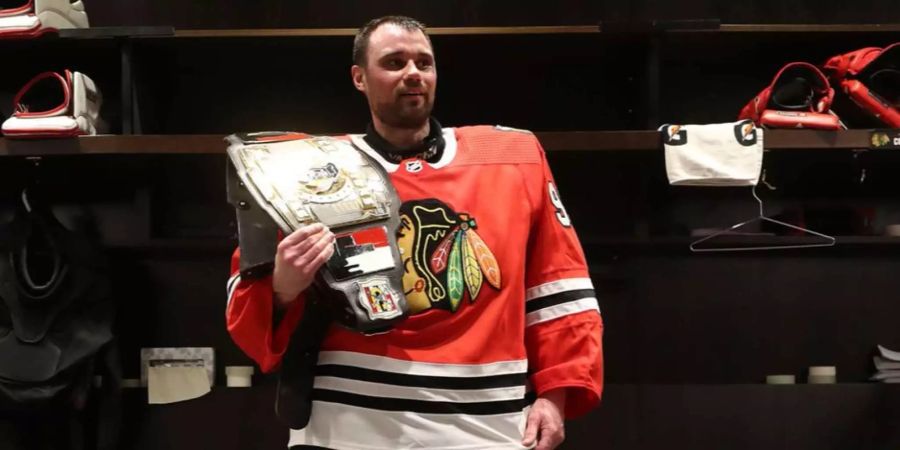 Scott Foster wird von den Spielern der Chicago Blackhawks zum besten Spieler des Spiels gewählt.