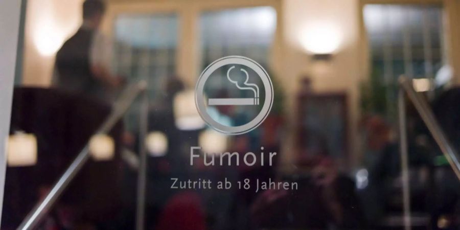 Fumoirs dürfen im Kanton St. Gallen höchstens einen Drittel der allgemeinen Geschäftsfläche ausmachen.