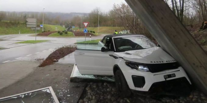 Der Autofahrer prallte nach dem «Pegasus-Kreisel» in einen Brückenpfeiler. Der Autofahrer prallte nach dem «Pegasus-Kreisel» in einen Brückenpfeiler.