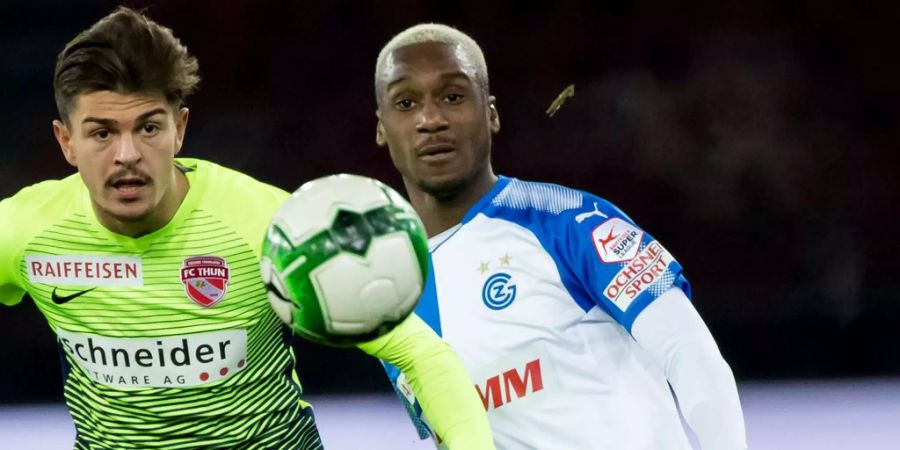 Den Ball im Blick – die Punkte geholt: Thuns Righetti (links) gegen GC-Spieler Doumbia.