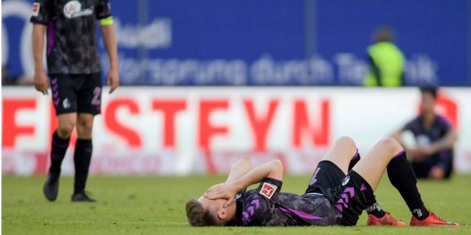 Die Nerven liegen beim SC Freiburg blank: Nach der 0:1-Pleite im Abstiegskracher gegen den HSV soll der Zoff auch in den Katakomben weitergegangen sein. So soll Freiburg-Stürmer Nils Petersen in Richtung des HSV gebrüllt haben: «Hoffentlich steigen die ab!» Daneben präsentierte sich auch Präsident Fritz Keller stinksauer und zweifelte Schiri-Entscheidungen an. Die Nerven liegen beim SC Freiburg blank: Nach der 0:1-Pleite im Abstiegskracher gegen den HSV soll der Zoff auch in den Katakomben weitergegangen sein. So soll Freiburg-Stürmer Nils Petersen in Richtung des HSV gebrüllt haben: «Hoffentlich steigen die ab!» Daneben präsentierte sich auch Präsident Fritz Keller stinksauer und zweifelte Schiri-Entscheidungen an.