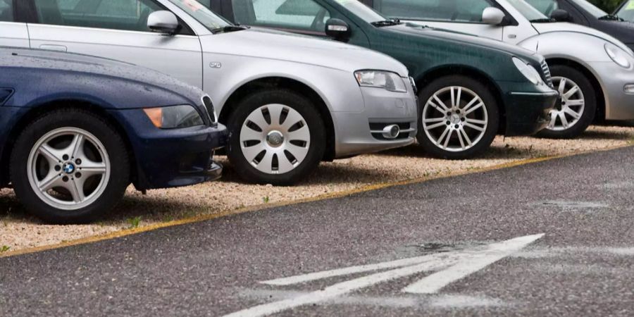 Männern nehmen Geld oft für Autos auf.