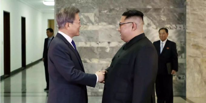 Nach ihrem Gipfeltreffen im April haben sich Moon und Kim am Samstag überraschend zum zweiten Mal getroffen. Nach ihrem Gipfeltreffen im April haben sich Moon und Kim am Samstag überraschend zum zweiten Mal getroffen.