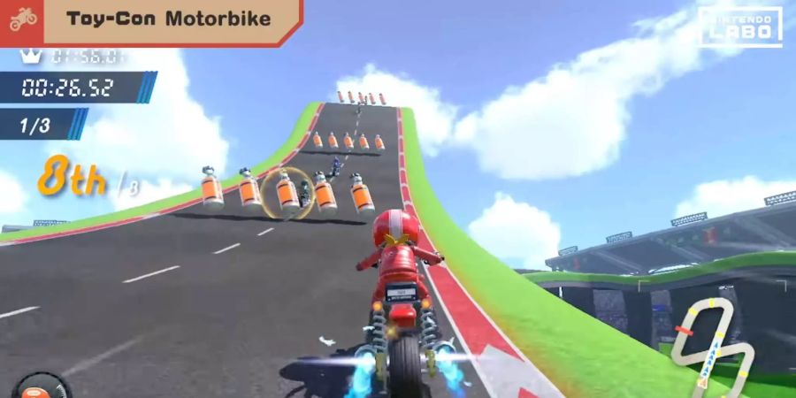 Motorrad: Ein Papp-Lenker schmiegt sich an den Bauch, an die Griffe verteilt sind Hupe, Gas und Bremse. Das Rennspiel auf dem Switch-Bildschirm unterhält, jedoch fragt man sich sofort, warum nicht gleich auf ein «Mario Kart» umsteigen. Einzig, dass man selbst steuern kann, hält für einige Stunden mehr an der Stange.