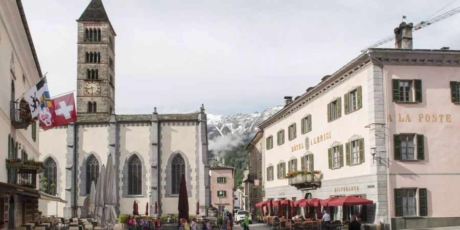 Der Dorfkern Poschiavos mit dem geschichtsträchtigen Hotel Albrici.