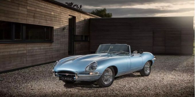 Der Jaguar E-Type fährt mit Strom. Der Jaguar E-Type fährt mit Strom.