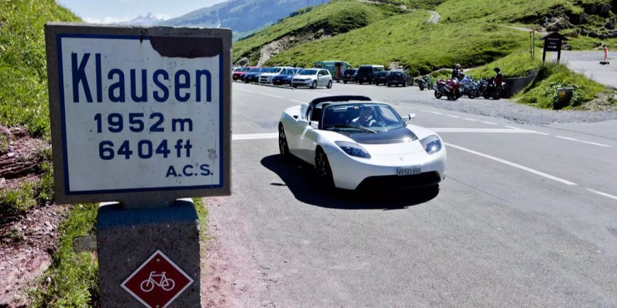 Der Pass war erst am Donnerstag nach der Wintersperre wieder für den Verkehr freigegeben worden.