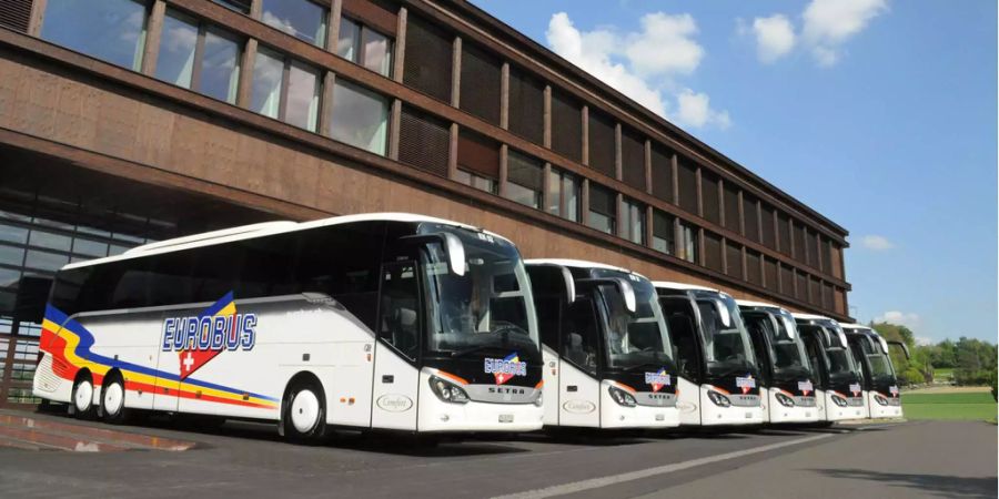 Einige Fernbusse von Eurobus stehen in einer Reihe parkiert.