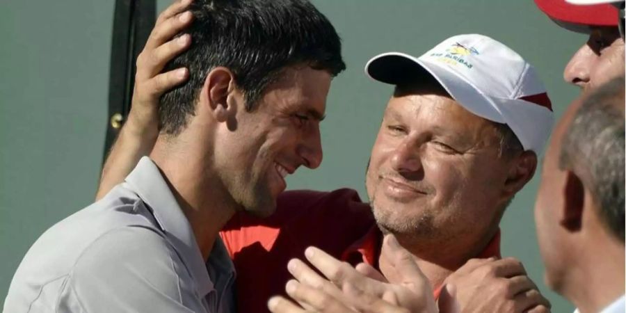 Novak Djokovic (l.) holt seinen Ex-Trainer Marian Vajda zurück ins Boot.