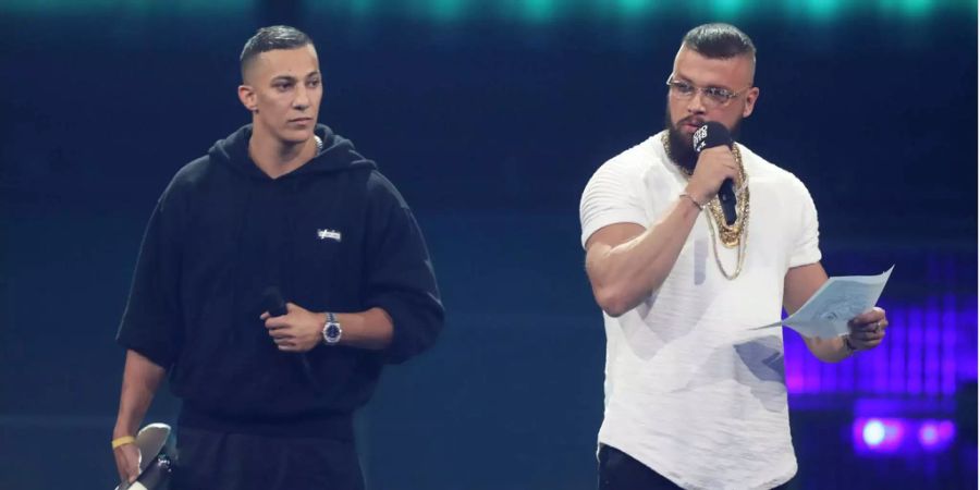 Farid Bang und Kollegah erhielten eine Einladung nach Auschwitz und nahmen diese an.