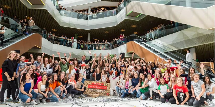 Die Zwei-Millionen-Marke geknackt: Zur Feier des Tages gab es in der «Mall of Switzerland» einen Flashmob.