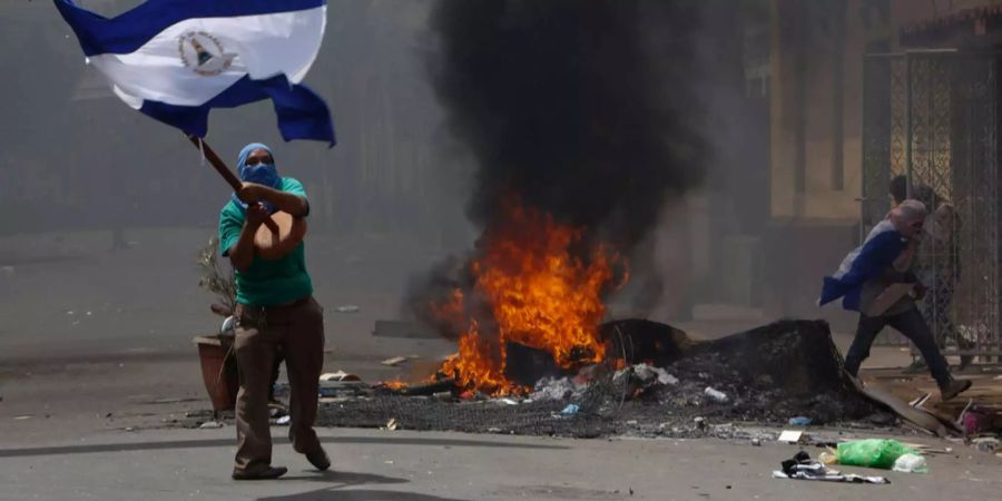 Ein Bild, das bald der Vergangenheit angehören soll: ein Demonstrant schwenkt eine Flagge bei einem Protest in Nicaragua