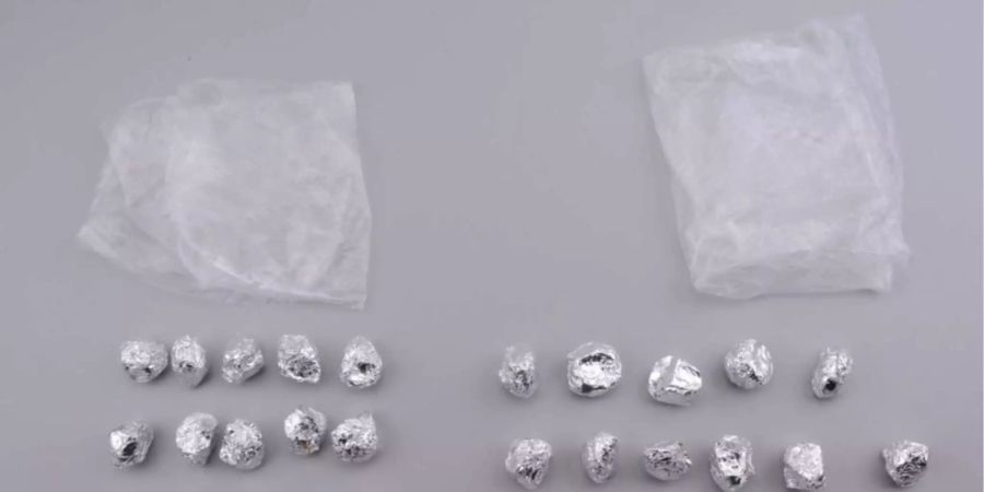 Gefunden wurden mehr als zehn Kilo Heroin, mehr als 0,78 Kilo Kokain, mehr als 140 Kilo Marihuana und 7'800 Franken Bargeld.