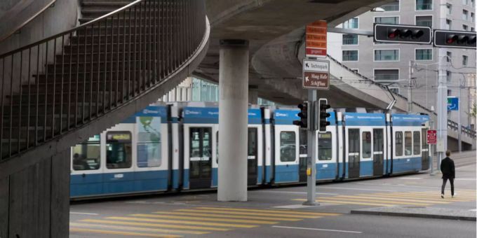 Das Tram erwischte die Frau. Das Tram erwischte die Frau.