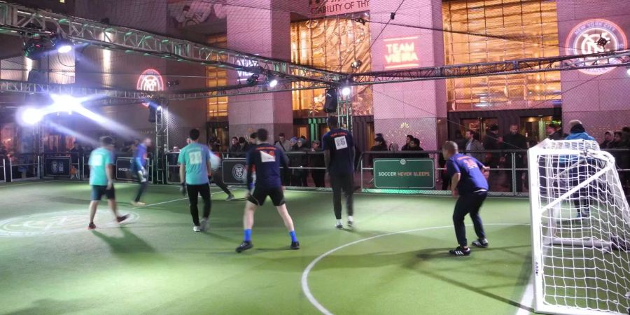 Fussballer spielen in der Nacht bei einem 24 Stunden langen Fussball-Match.