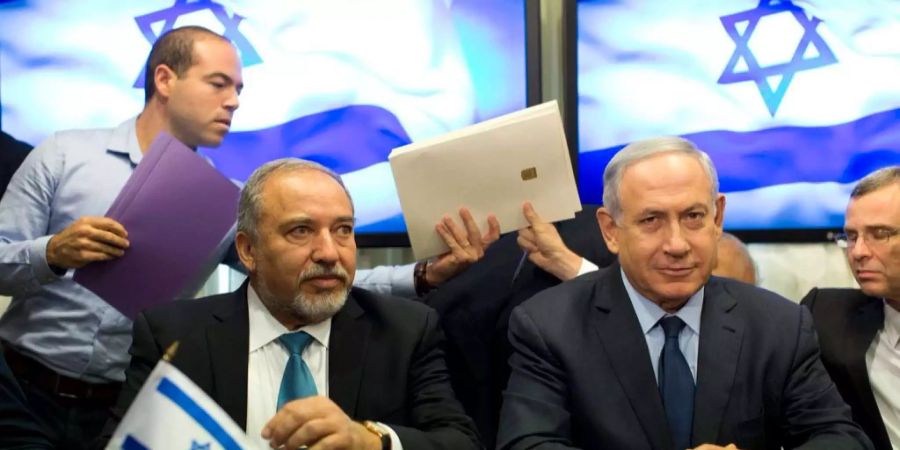 Verteidigungsminister Avigdor Lieberman mit Premier  Benjamin Netanjahu, 2017 Unterschrift von Benjamin Netanjahu Benjamin Netanjahu.