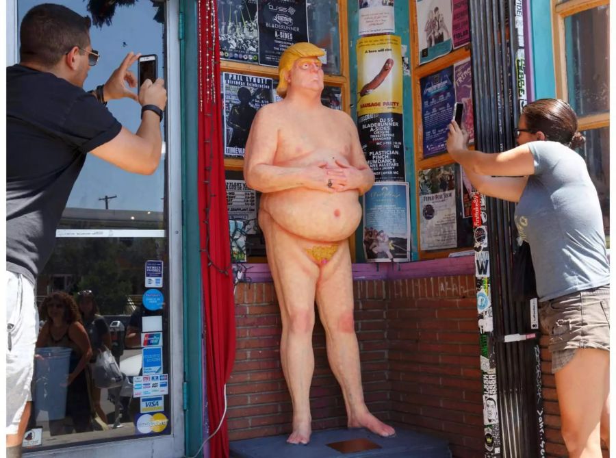 Die Statue trägt den Namen «The Emperor has no Balls» und zeigt Donald Trump nackt und mit Wallebauch.