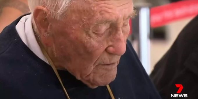 Der Australier David Goodall ist 104 Jahr alt und muss in die Schweiz um Sterbehilfe beziehen zu können. Der Australier David Goodall ist 104 Jahr alt und muss in die Schweiz um Sterbehilfe beziehen zu können.
