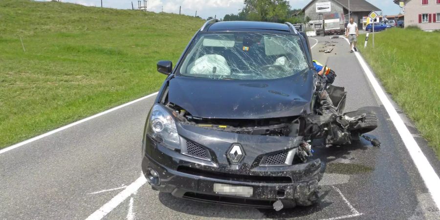 Beim Unfall wurden zwei Personen verletzt.