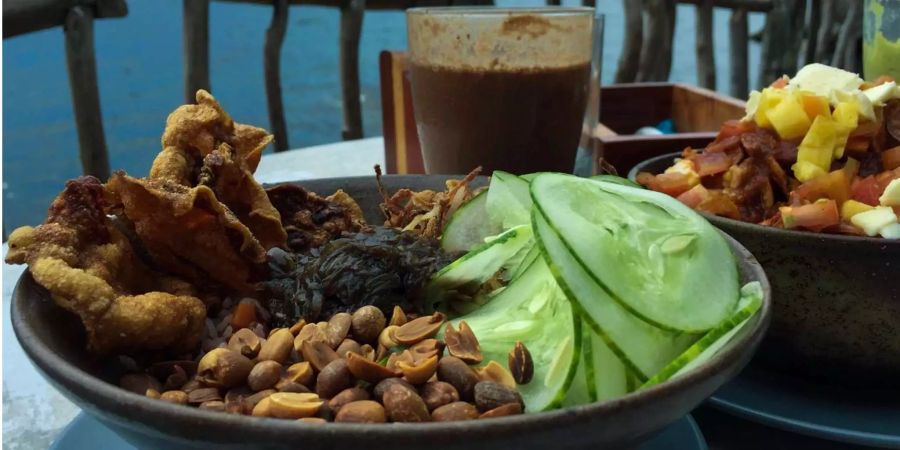 Nasi Lemak (Ayam) ist das Nationalgericht von Malaysia. Eigentlich ein traditionelles Frühstück, wird es auch gerne zum Mittag oder abends verspeist.