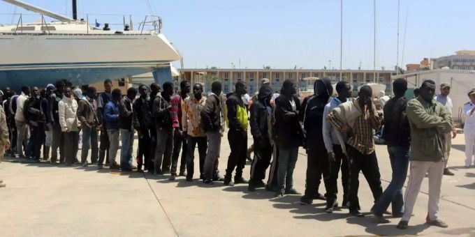 Ähnliche Szene wie am Freitag: Migranten, nachdem sie die Küstenwache zurück nach Tripolis verschifft hatte. (Bild aus 2015) Ähnliche Szene wie am Freitag: Migranten, nachdem sie die Küstenwache zurück nach Tripolis verschifft hatte. (Bild aus 2015)