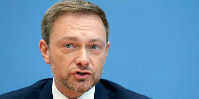 Neben Tino Chrupalla musste sich auch FDP-Chef Christian Lindner den Fragen der ZDF-Kinderreporter stellen.. tino chrupalla