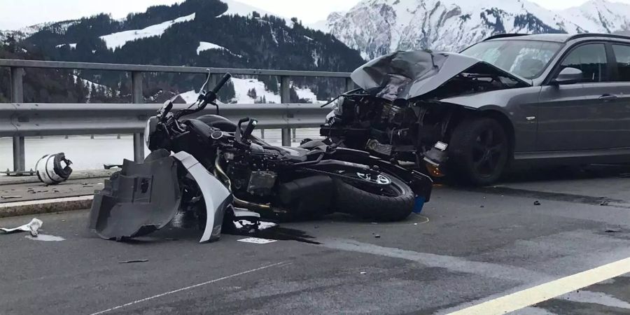 In Gross SZ verunglückte heute eine Motorradfahrerin tödlich.