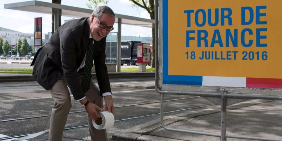 Tschäppät 2016 am Zielstrich der Tour de France in Bern.