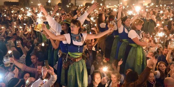 Können schnell teuer werden: illegalen Reservationsverkäufen auf der Wiesn wird der Kampf angesagt Können schnell teuer werden: illegalen Reservationsverkäufen auf der Wiesn wird der Kampf angesagt