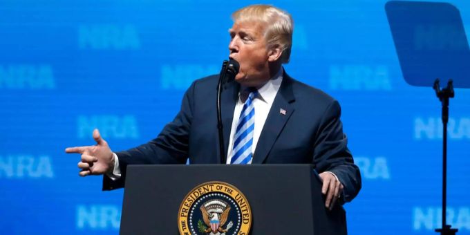 Trump trat an einer Veranstaltung der US-Waffenlobby NRA auf und löste mit seinen Aussagen einmal mehr internationales Entsetzen aus. Trump trat an einer Veranstaltung der US-Waffenlobby NRA auf und löste mit seinen Aussagen einmal mehr internationales Entsetzen aus.