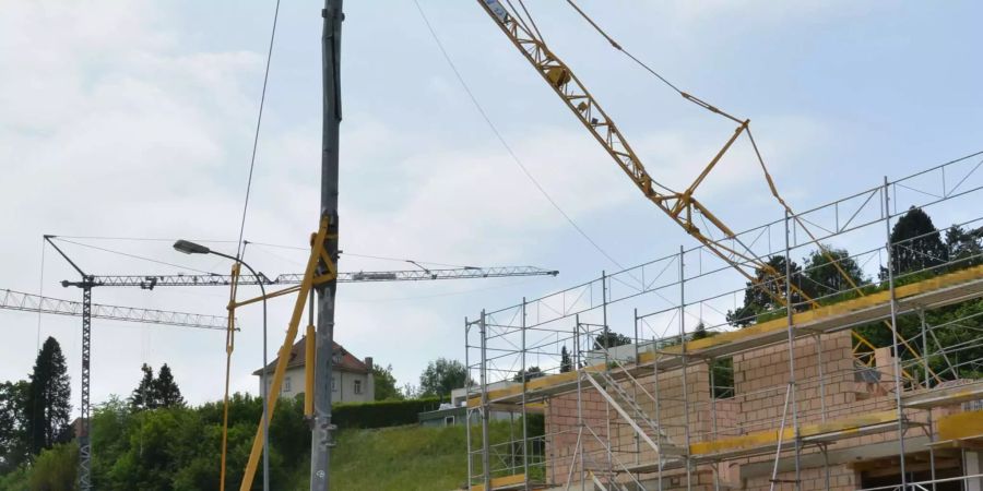 Der Ausleger eines Baukrans stürzte ein und traf einen Arbeiter tödlich am Kopf.