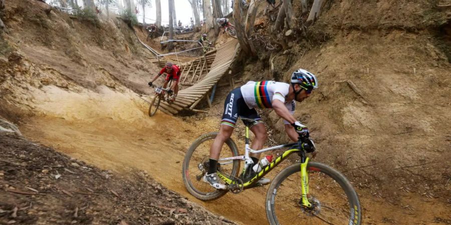 Hier lag Nino Schurter noch vor dem Neuseeländer Samuel Gaze.