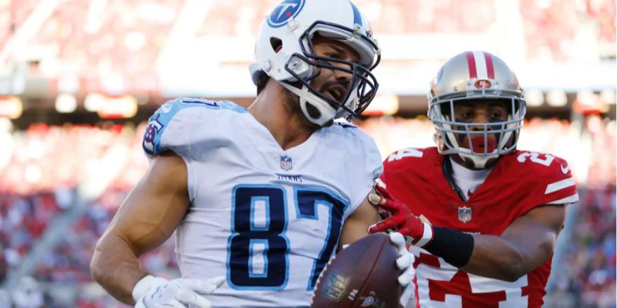 Die Tennesse Titans verlieren gegen die San Francisco 49ers mit 23:25. Damit können sie Jacksonville nicht mehr vom ersten Platz der Division verdrängen. Um sich die Playoffs aus eigener Kraft zu sichern, müssen die Titans die letzten beiden Spiele gewinnen. Doch gegen die Rams und die Jaguars wird das keine leichte Aufgabe.