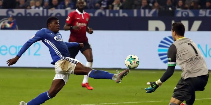Der Schweizer Breel Embolo vergibt für Schalke eine gute Chance. Der Schweizer Breel Embolo vergibt für Schalke eine gute Chance.