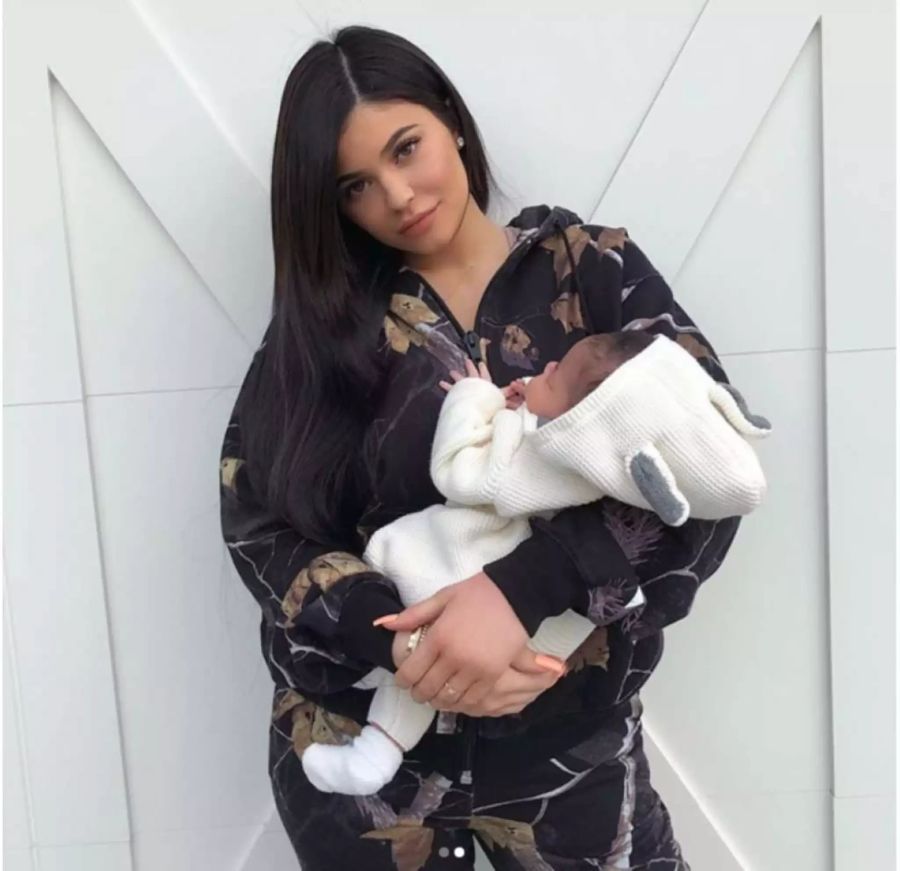 Jööö: Die kleine Stormi wurde am 1. März einen Monat alt und schmiegt sich an ihr Mami Kylie Jenner.