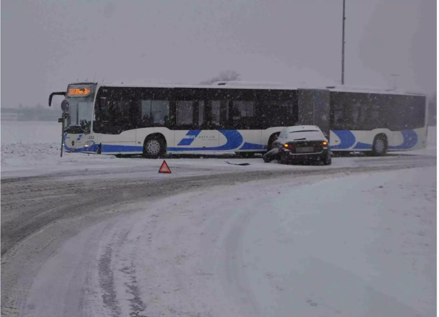 In Egerkingen kollidierte ein Personenwagen mit einem Linienbus.