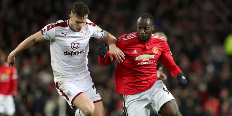 Burnleys Long (links) gegen Romelu Lukaku von Manchester United.