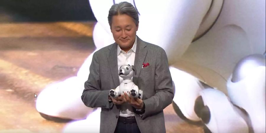 Kazuo Hirai (Sony CEO) präsentiert den Roboterhund Aibo.