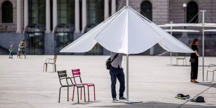 Nachdem es im Sommer noch Häme hagelte, wagt Filippo Leutenegger einen erneuten Versuch mit der Beschattung vom Züricher Sechseläutenplatz.