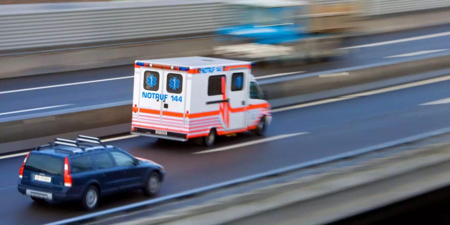 Zwei Personen mussten mit Ambulanzen ins Spital gebracht werden.