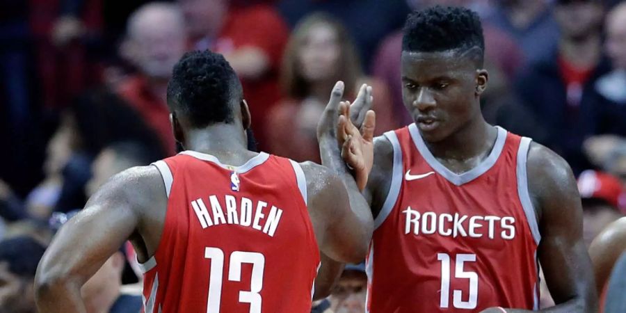 Clint Capela (rechts) geht als Sieger vom Feld.