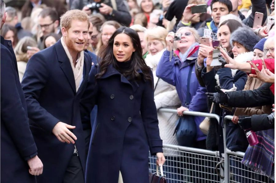 Arm in Arm und mit Partnerlook: Prinz Harry begleitet seine Meghan Markle bei ihrem ersten Royal-Job.