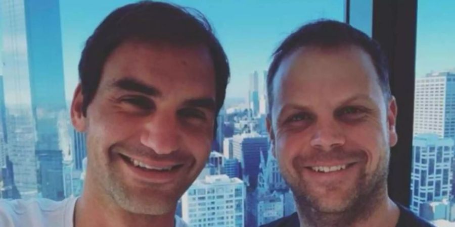 Severin Lüthi und Roger Federer posieren für ein Selfie.